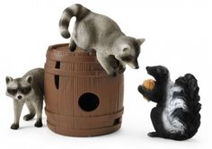 Фигурки Schleich Охота за орехами еноты и скунс 42532