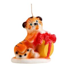 Свеча новогодняя фигурная Тигренок с подарком 8 х 8,5 х 5 см No Brand