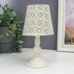 Подсвечник металл на 1 свечу Лампа с абажуром - Листья белый 23х11х11 см No Brand