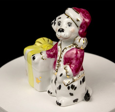 Скульптура. Дулевский фарфоровый завод. Собака с подарком. Высота 10 см.