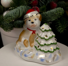 Скульптура. Дулевский фарфоровый завод. Собачка с елкой. Высота 10 см.