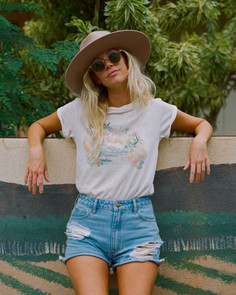 Женская Футболка Salty Blonde Not A Tourist Billabong