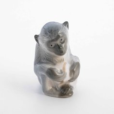 Статуэтка "Обезьянка с мячом", фарфор, роспись, ЛФЗ, СССР, 1986-1991 гг. Однажды