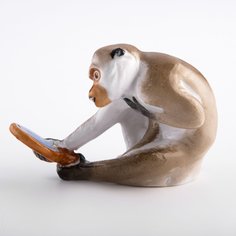 Статуэтка "Зеркало и обезьяна" по басне И.А. Крылова, фарфор, ЛФЗ, СССР, 1950-1960 гг. Однажды