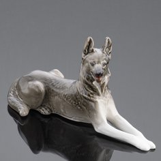 Статуэтка "Немецкая овчарка", фарфор, ЛФЗ, скульптор В.С. Драчинская, СССР, 1960-1980 гг. Однажды