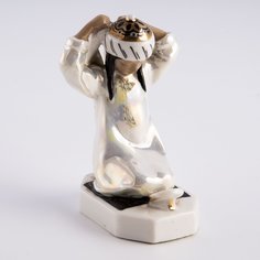 Статуэтка "Узбечка перед зеркалом", фарфор, роспись, люстр, (ЛЗФИ), СССР, 1956-1967 гг. Однажды