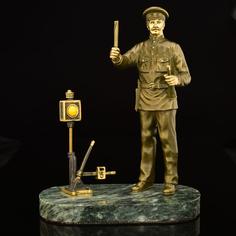 0029714 Бронза Статуэтка «ЖЕЛЕЗНОДОРОЖНИК» Змеевик (4.235.0) No Brand
