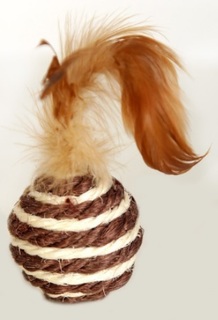 Игрушка для кошек ЗооПласт, Мяч полосатый с перьями, 5 см