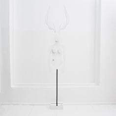 Манекен-вешалка крошка с рогами номер 1 в белом цвете (archpole) белый 40x245x30 см.