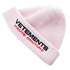 Розовая шапка с вышивкой Vetements