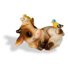 Сувенир Artus Новый Год Коровка с птичкой на хвосте лежащая 2,5 см