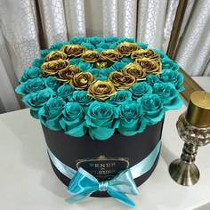 Цветы в коробке Venus in Fleurs Композиция из бирюзовых и золотых роз "Комплимент" 808691