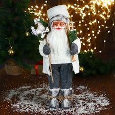 Новогодняя фигурка Зимнее волшебство Дед Мороз в белом свитере с лыжами 6938369 1 шт.