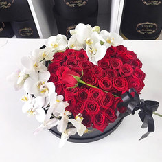 Цветы в коробке Venus in Fleurs Букет цветов «Люкс» из роз и орхидеи 808137
