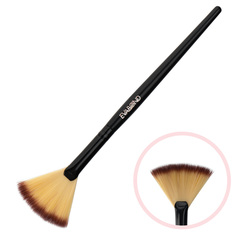 Кисть макияжная веерная Black Evabond