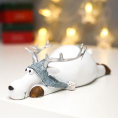 Новогодняя фигурка Белый олешка в вязаной шапке лежит на пузе 4838590 1 шт. No Brand