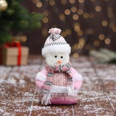 Мягкая игрушка Зимнее волшебство Снеговик в вязаном костюме 9х15 см, розовый
