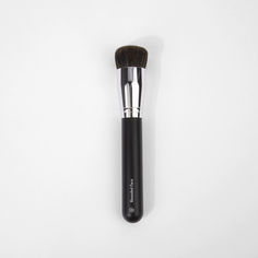 Кисть для лица Revolution BH Cosmetics круглая Rounded Face Brush