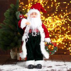Новогодняя фигурка Зимнее волшебство Дед Мороз в шубке с новогодним венком 5036032 1 шт.