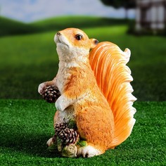 Садовая фигура "Белка стоящая с шишками" 25х20х14см Хорошие сувениры