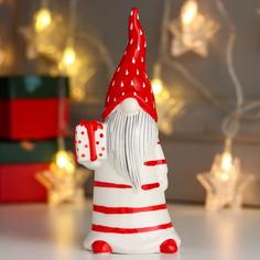 Сувенир керамика "Дед Мороз, красная полоска, красный колпак, с подарком" 16,5х6х6,5 см No Brand