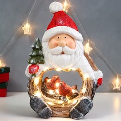 Сувенир керамика свет "Дед Мороз с ёлкой и птицами в гнезде, срез дерева" 39х26,5х10,5 см No Brand