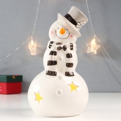 Сувенир керамика свет "Снеговик в бежевом цилиндре и полосатом шарфе" 22х12,5х12,5 см No Brand