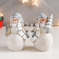 Сувенир полистоун "Снеговик в сером колпаке и белом шарфике, с ёлкой" МИКС 11,5х6,5х5,5 см No Brand