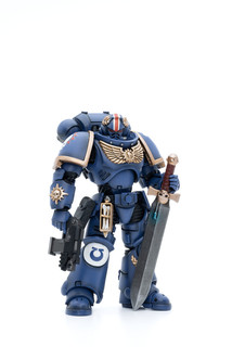 Подвижная фигурка JOYTOY Warhammer 40000 Ultramarines Primaris Lieutenant Argaranthe