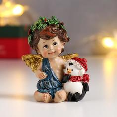 Сувенир полистоун "Ангел-малыш с рождественским венком, с пингвином" 7,5х6,5х4,6 см No Brand