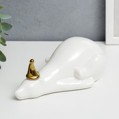 Сувенир керамика "Медведь в золотом цилидре, лежит" белый 6,5х9,5х17 см No Brand