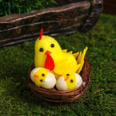Сувенир пасхальный "Петушок с цыплятами в гнезде" 7х7х7 см No Brand