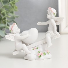 Сувенир полистоун Ангелочки в розовых веночках качаются на качалке 10х11х4,5 см No Brand