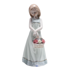 Сувенир керамика Девочка в светлом сарафане с корзинкой роз 30 см No Brand