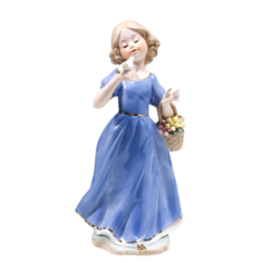Сувенир керамика Девочка в голубом платье с голубем на руке, с корзиной цветов 30 см No Brand