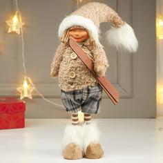 Кукла интерьерная "Мальчик в бежевой меховой куртке, с лыжами в руке" 47х12х15 No Brand