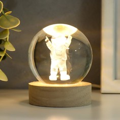 Сувенир стекло подсветка "Космонавт" d=6 см подставка дерево, USB 6,5х6,5х7,5 см No Brand