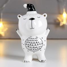 Сувенир керамика "Медвежонок в новогоднем колпаке" белый с золотом 11х5,5х6,7 см No Brand