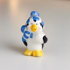 Сувенир керамика "Пингвин, в вязаной полосатой синей шапке и шарфе, со снежком" 8х4,5х5,5 No Brand