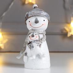 Сувенир полистоун "Снеговик со снеговичком" бежевый 12,5х6,5х7 см No Brand