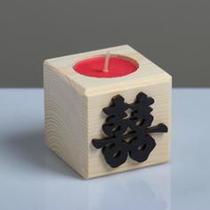 Свеча в деревянном подсвечнике Куб, Иероглифы. Счастье, 6х6х6 см, аромат вишни No Brand