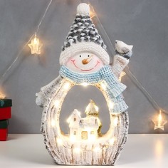 Сувенир керамика свет "Снеговик с птицей и зимним домиком, срез дерева" 41х25х9 см No Brand