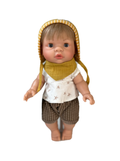 Кукла-пупс Nines DOnil Джой, блондин, в горчичной шапке и шортиках, 37 см, арт. 1070