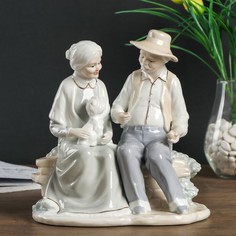 Сувенир керамика "Дедушка с бабушкой на лавочке с пёсиком" 22,5х12х21 см No Brand