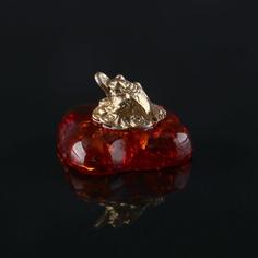Сувенир "Жаба с монетой", латунь, янтарная смола, 0,7х1,1х1,2 см No Brand