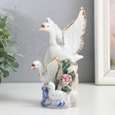 Сувенир керамика "Семейство лебедей, с цветком" 17 см No Brand