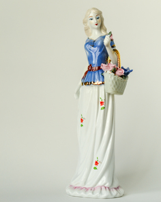 Статуэтка Женщина с корзиной цветов, фарфор No Brand