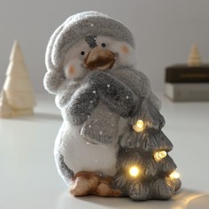 Сувенир керамика свет "Пингвин в новогоднем колпаке и шарфике у ёлочки" 12х8,8х15,8 см No Brand