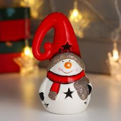 Сувенир керамика свет "Снеговик, красный шарф и колпак, золотое сердце" 13,5х7,5х7,5 см No Brand