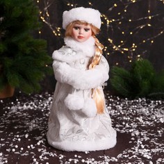 Новогодняя фигурка Зимнее волшебство Снегурочка в муфте с меховыми бомбошками 7856774